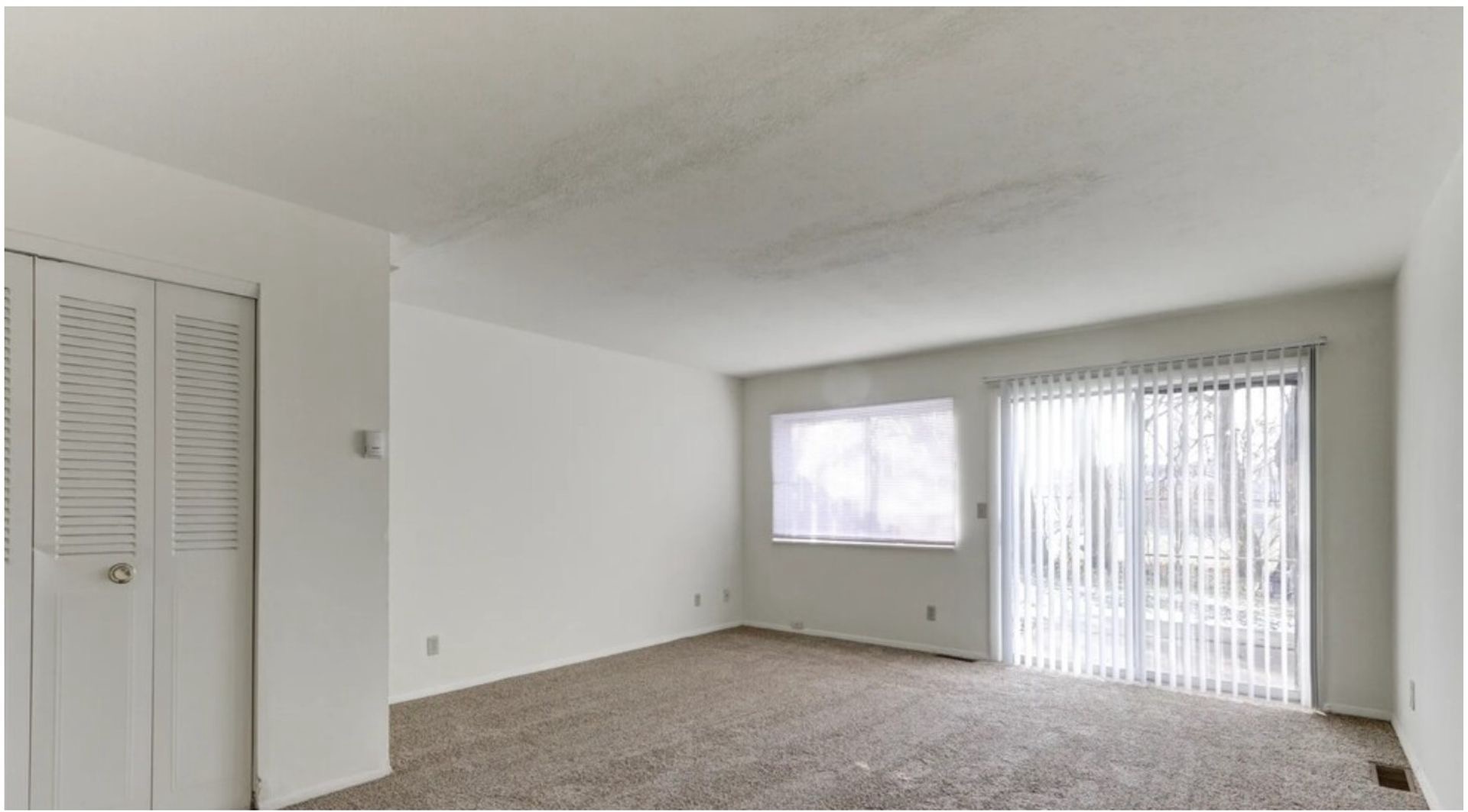 Elkhart Green Apartments living room in Elkhart, IN